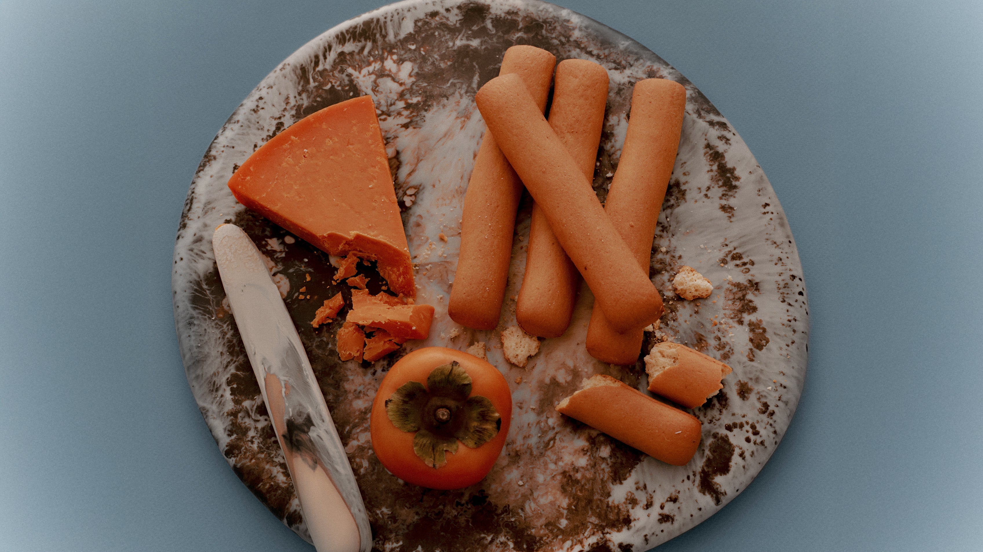 Brown cheeseboard and cream cheese knife